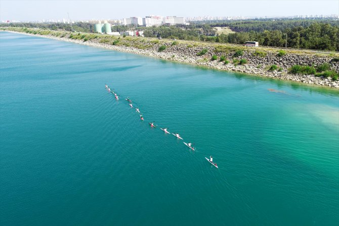 Adana'da kano sporcularından, baraj gölünde anlamlı 15 Temmuz etkinliği
