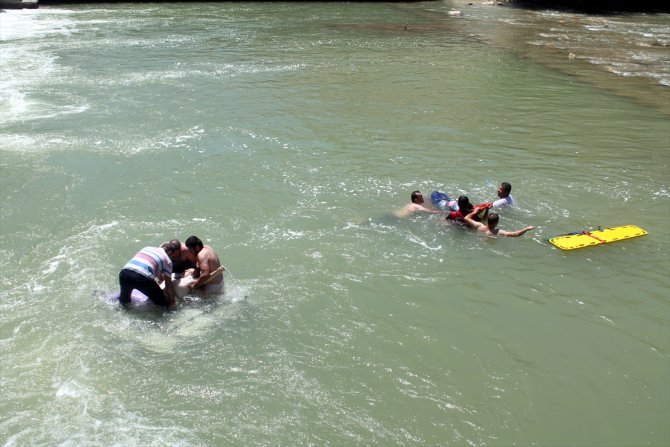 Bayburt'ta Çoruh Nehri'ne cip devrildi: 6 yaralı