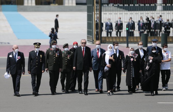 Cumhurbaşkanı Erdoğan, 15 Temmuz Şehitler Abidesi'ne çiçek bıraktı