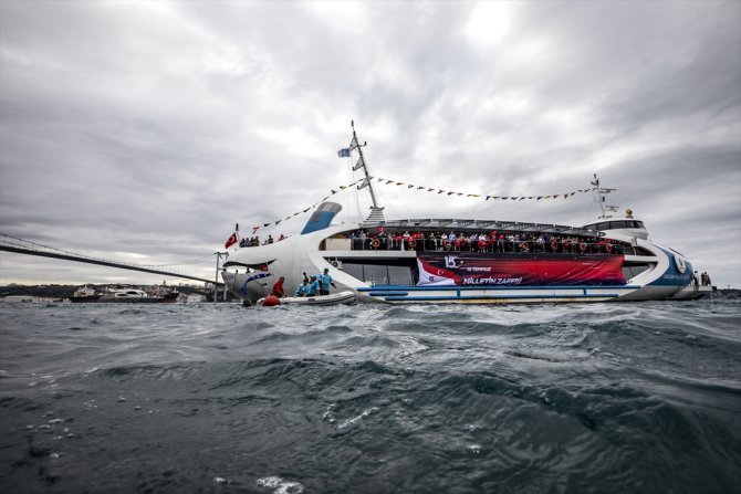 Denizden çıkarılan Türk bayrağı, 15 Temmuz tasarımlı gemiye asıldı