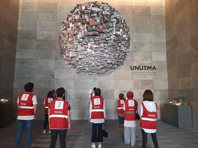 Genç Kızılay İstanbul Gönüllüleri, 15 Temmuz Şehitler Makamı ve Hafıza 15 Temmuz Müzesi'ni ziyaret etti