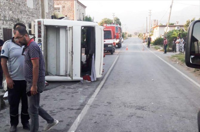 İzmir'de otomobille minibüs çarpıştı: 1 ölü, 5 yaralı