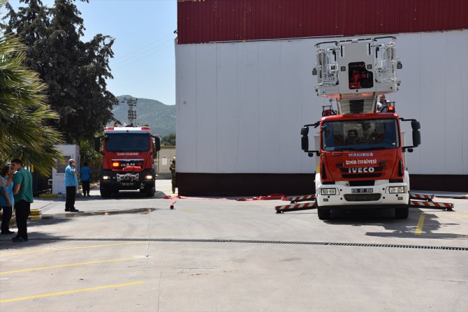 İzmir'de tırda başlayan yangın fabrikaya sıçradı