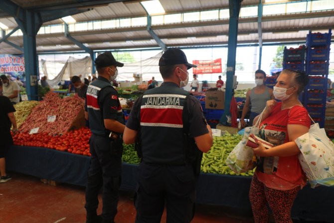 Jandarma Silivri'de pazarda koronavirüs tedbirlerini denetledi