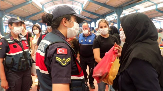 Jandarma Silivri'de pazarda koronavirüs tedbirlerini denetledi
