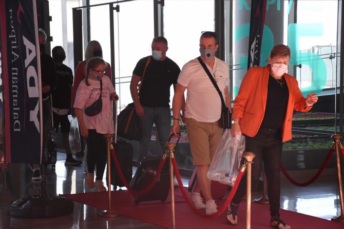 Muğla'ya gelen İngiliz turistler, kırmızı halıyla karşılandı