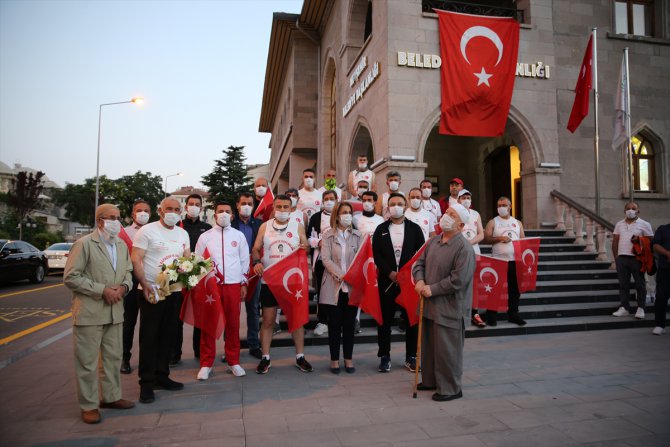 Nevşehir'den bir grup sporcu, Ömer Halisdemir'in Niğde'deki kabrine koşuyor