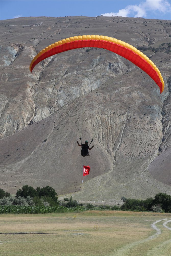 Yamaç paraşütçüleri 15 Temmuz şehitlerini gökyüzünde Türk bayrağı açarak andı