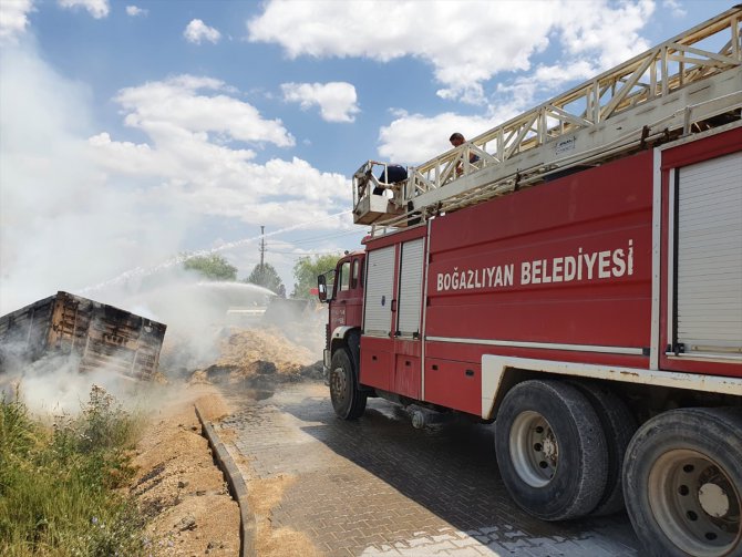 Yozgat'ta elektrik tellerine takılan saman yüklü tırın dorsesi yandı
