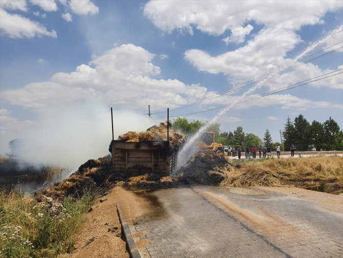 Yozgat'ta elektrik tellerine takılan saman yüklü tırın dorsesi yandı