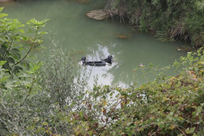 Adana'da baraj gölüne düşen otomobilin sürücüsü yüzerek kıyıya çıktı