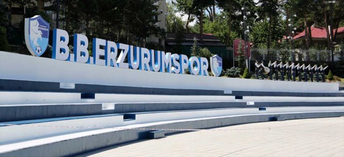 Erzurum'un Havuzbaşı Kent Meydanı mavi-beyazlı renklerle süslendi