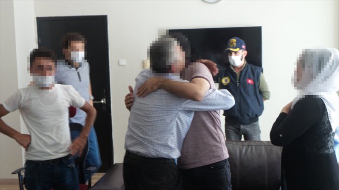 GÜNCELLEME - Mersin'de teslim olması sağlanan terör örgütü PKK üyesi, ailesiyle buluşturuldu
