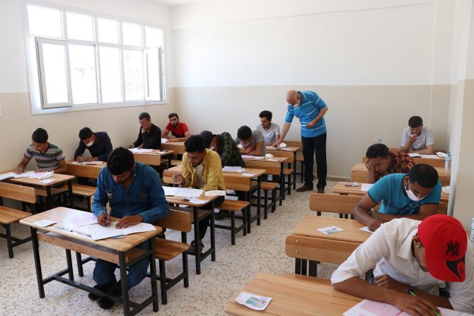 Suriyeli öğrenciler lise bitirme sınavı için ter döktü