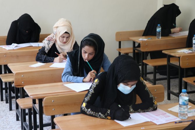 Suriyeli öğrenciler lise bitirme sınavı için ter döktü