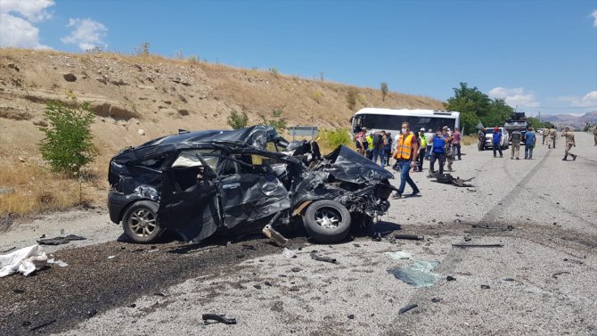 Tunceli'de yolcu midibüsü ile cip çarpıştı: 1 ölü, 17 yaralı