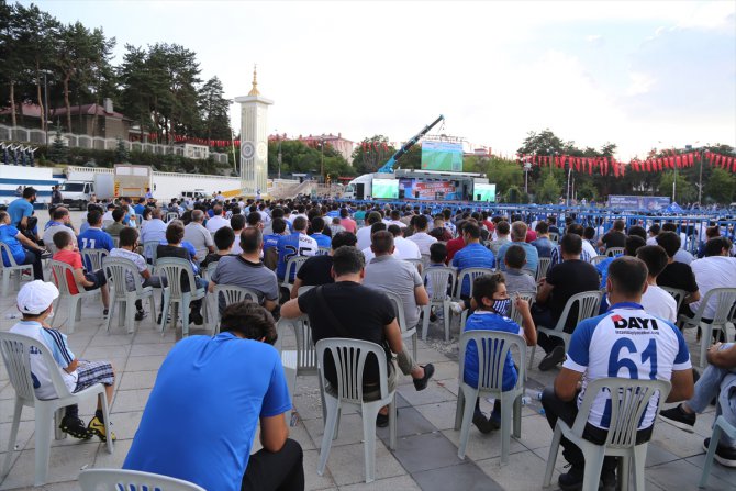 Erzurumsporlu taraftarlar takımlarının kritik maçını şehir meydanındaki dev ekrandan izledi