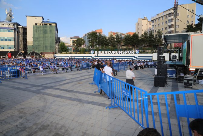 Erzurumsporlu taraftarlar takımlarının kritik maçını şehir meydanındaki dev ekrandan izledi