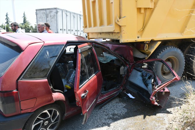 Manisa'da kamyona çarpan otomobildeki 2 kişi yaralandı