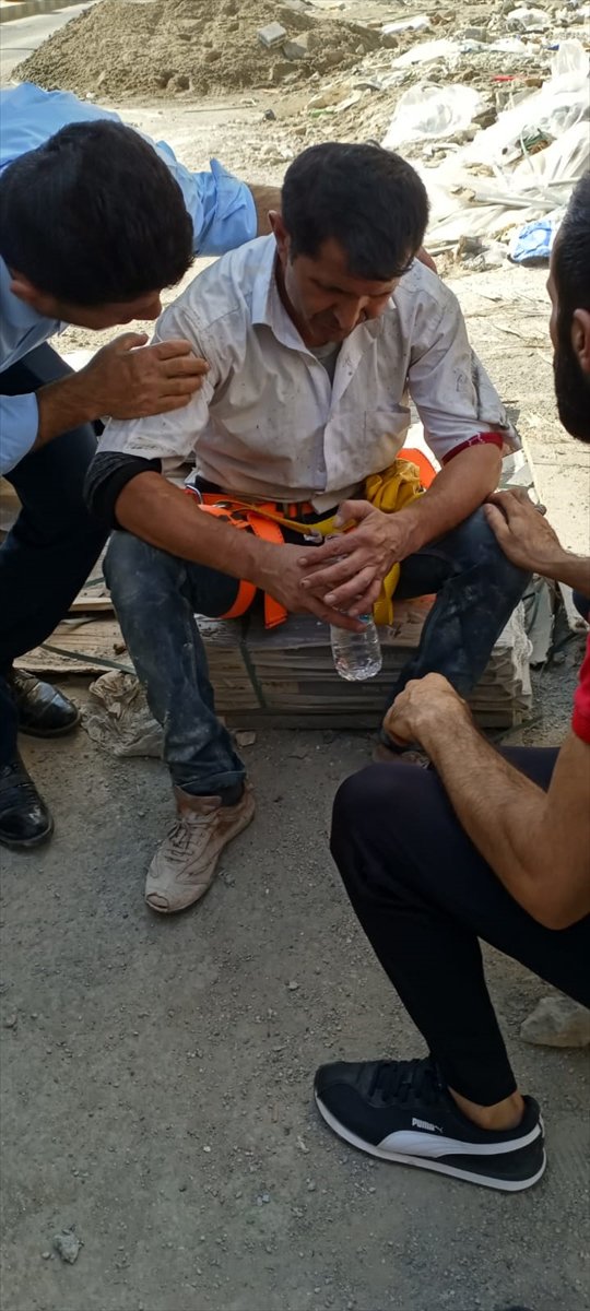 Şırnak'ta halatın kopması sonucu iskelede mahsur kalan işçiyi itfaiye kurtardı