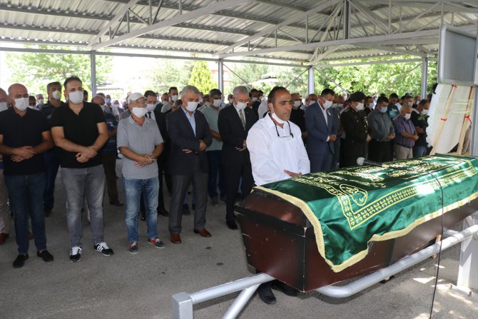 Tunceli'deki trafik kazasında hayatını kaybeden baba ve oğlu toprağa verildi