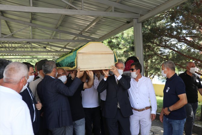 Tunceli'deki trafik kazasında hayatını kaybeden baba ve oğlu toprağa verildi