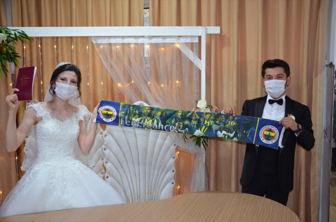 Fenerbahçeli çift "Dünya Fenerbahçeliler Günü"nde nikah masasına oturdu