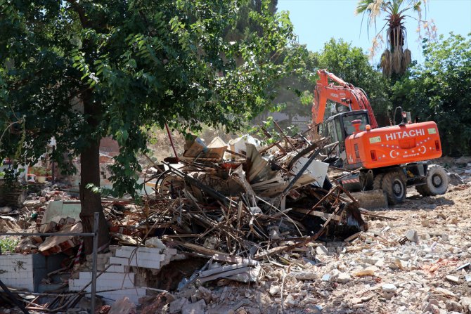 İzmir'de metro inşaatı nedeniyle iş yerinde hasar meydana geldi