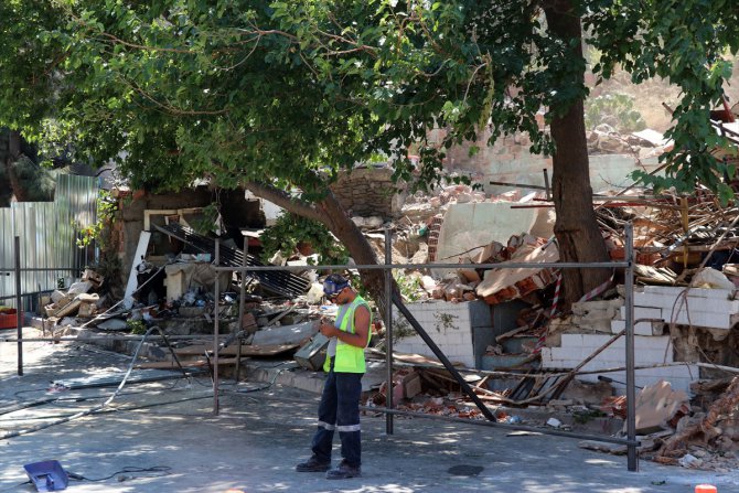 İzmir'de metro inşaatı nedeniyle iş yerinde hasar meydana geldi