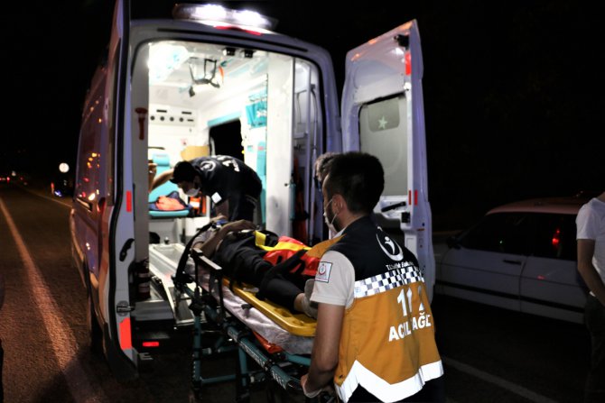 Manisa'da otomobil ile motosiklet çarpıştı: 2 yaralı