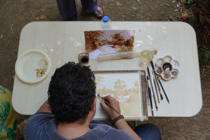 Suluboya sanatçıları kahve ile resim yaptı