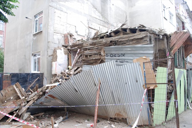 Üsküdar'da 2 katlı ahşap evde çökme meydana geldi