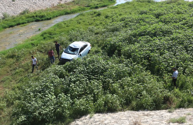 Adana'da dere yatağına devrilen otomobilin sürücüsü yaralandı