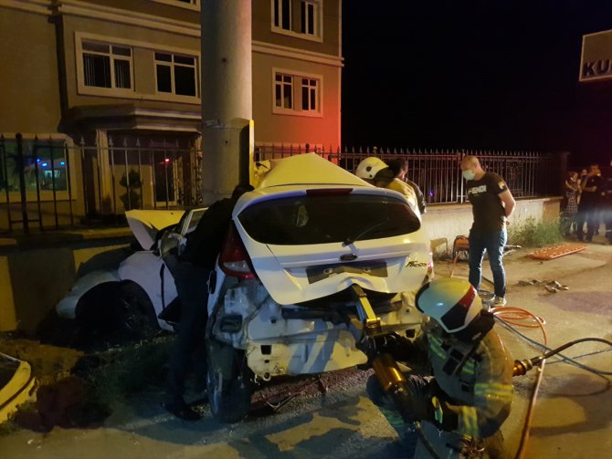 Bursa'da otomobil elektrik direğine çarptı: 3 ölü, 1 yaralı