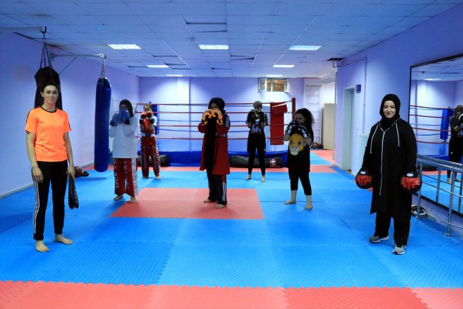Elazığlı kadınlar kick boks yaparak hem korunmayı öğreniyor hem de stres atıyor
