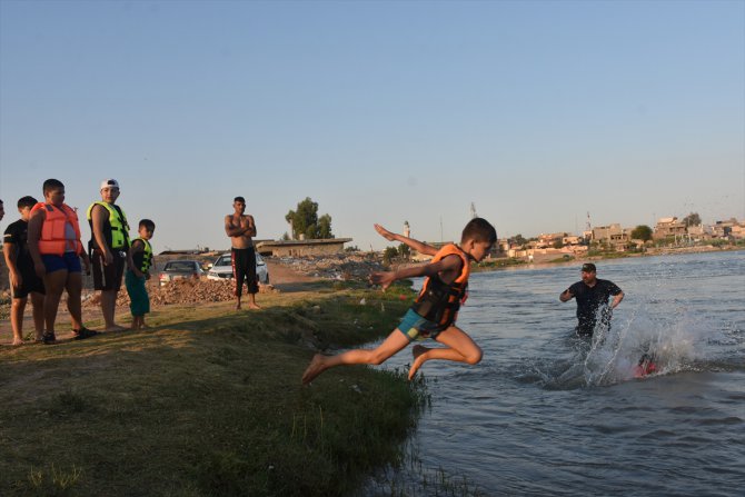 Kerküklüler hava sıcaklığının artmasıyla serinlemek için soluğu Zap Nehri'nde alıyor