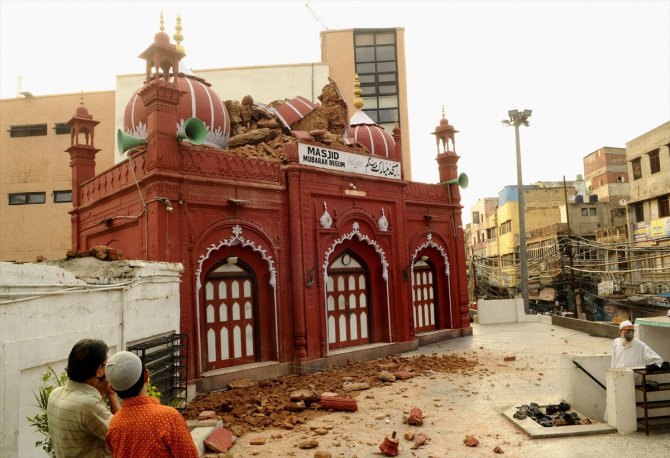 Muson yağmurları Yeni Delhi’deki tarihi camiye zarar verdi