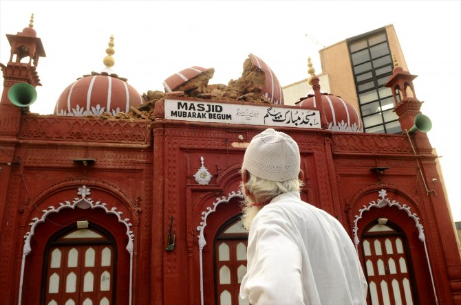 Muson yağmurları Yeni Delhi’deki tarihi camiye zarar verdi