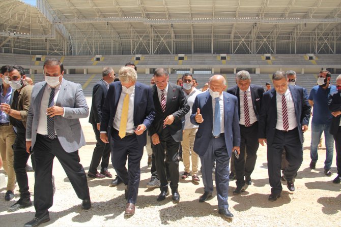 TFF Başkanı Özdemir, Hatay'daki yeni stadyumda incelemelerde bulundu