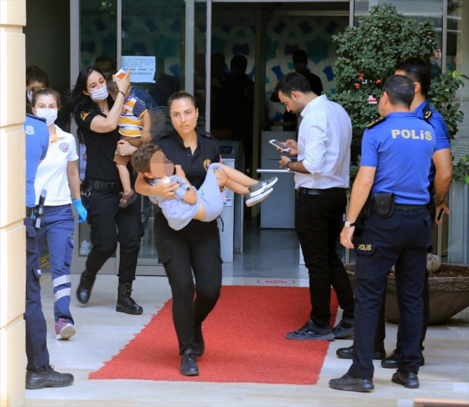 GÜNCELLEME 2 - Adana Adliyesi önünde çıkan silahlı kavgada 3'ü çocuk 6 kişi yaralandı