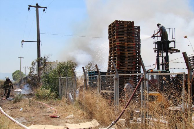 İzmir'de tarım arazisinde çıkan yangın hasara neden oldu