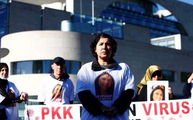 Almanya'da kızı PKK tarafından kaçırılan anne Başbakanlık önündeki eylemini sürdürdü