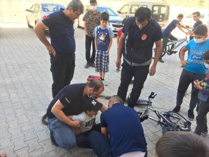 Ayağı bisiklete sıkışan çocuğa itfaiye yardım etti
