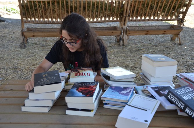 Çobanlık yapan "kitap kurdu Suzan"a Türkiye'den kitap yağdı