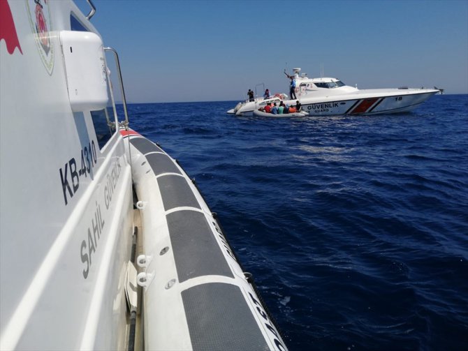 İzmir'de Türk kara sularına geri itilen 36 sığınmacı kurtarıldı