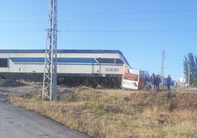 Kırıkkale'de akaryakıt yüklü tren ile minibüs çarpıştı