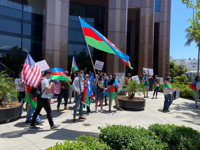Los Angeles'ta Ermeniler Azerbaycanlı göstericilere saldırdı