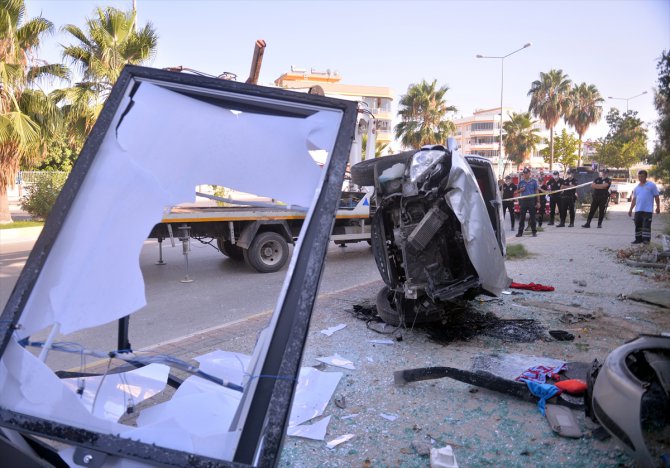 Mersin'de takla atan otomobildeki 4 polis yaralandı