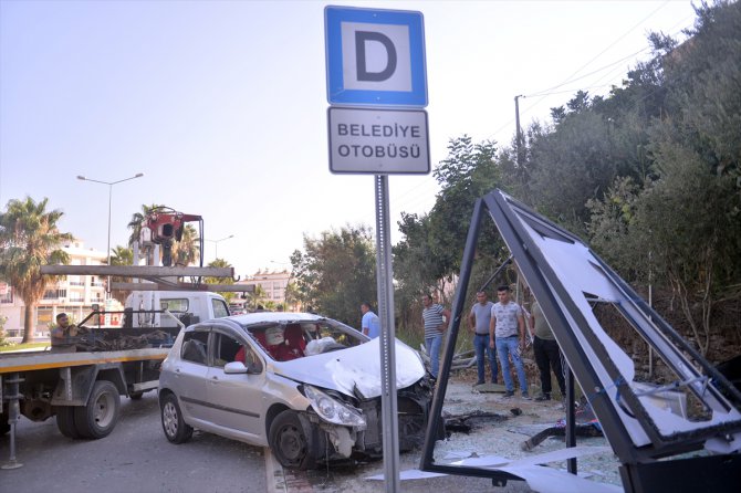 Mersin'de takla atan otomobildeki 4 polis yaralandı