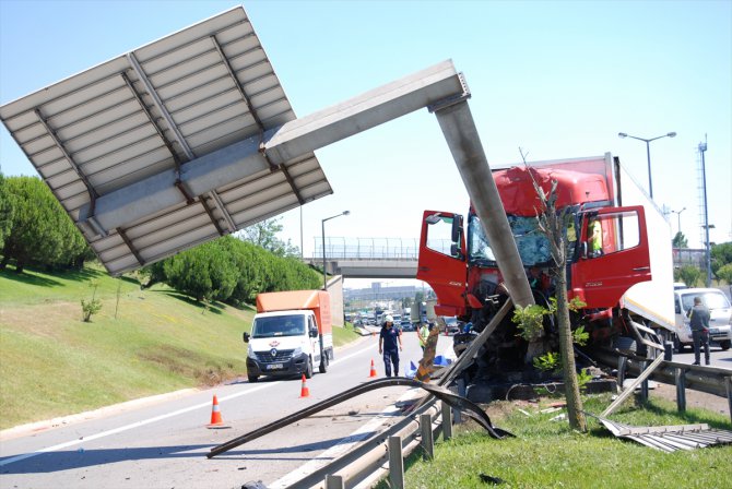 TEM Otoyolu'ndaki kaza nedeniyle İstanbul istikametinde trafik yoğunluğu oluştu